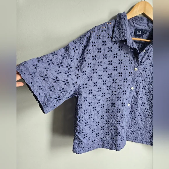 GAP Lavender Blue Eyelet Cotton Button-Up Short Sleeves Shirt - Picture 2 of 9